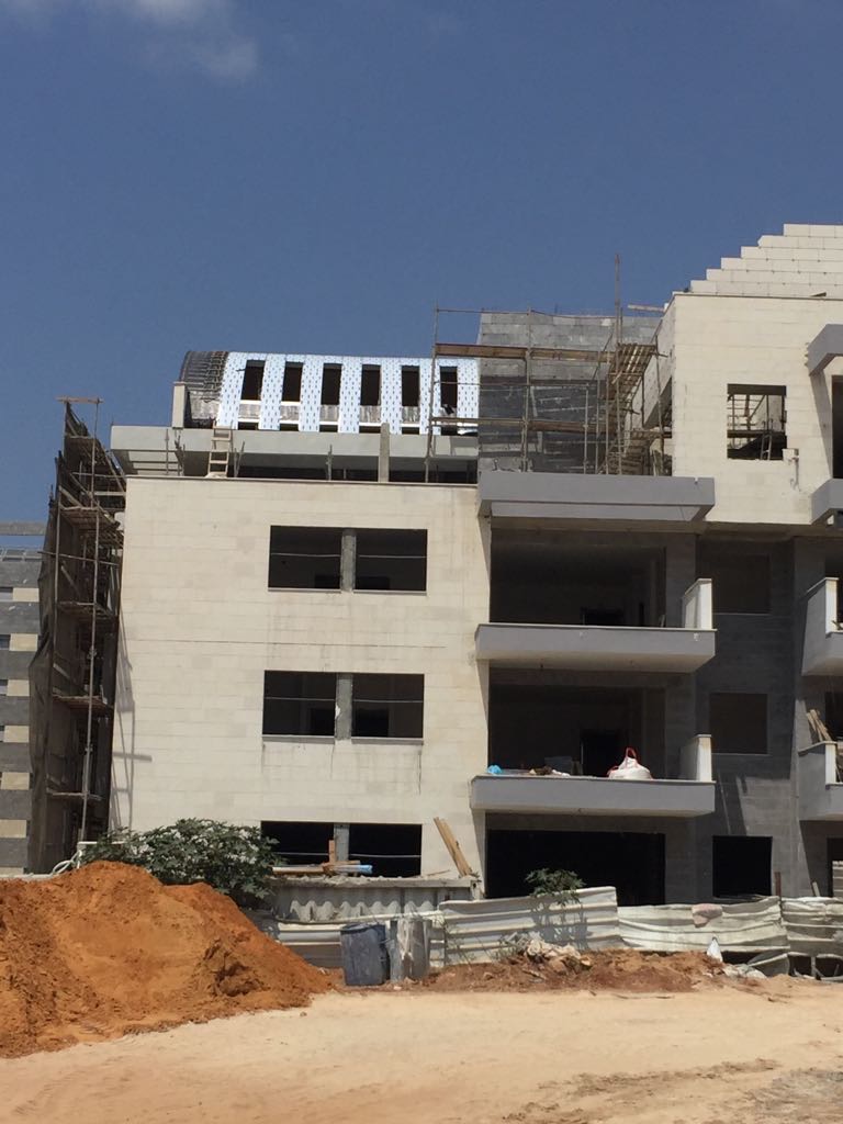 בניין מגורים בהקמה בפרויקט התחדשות עירונית של דהרי